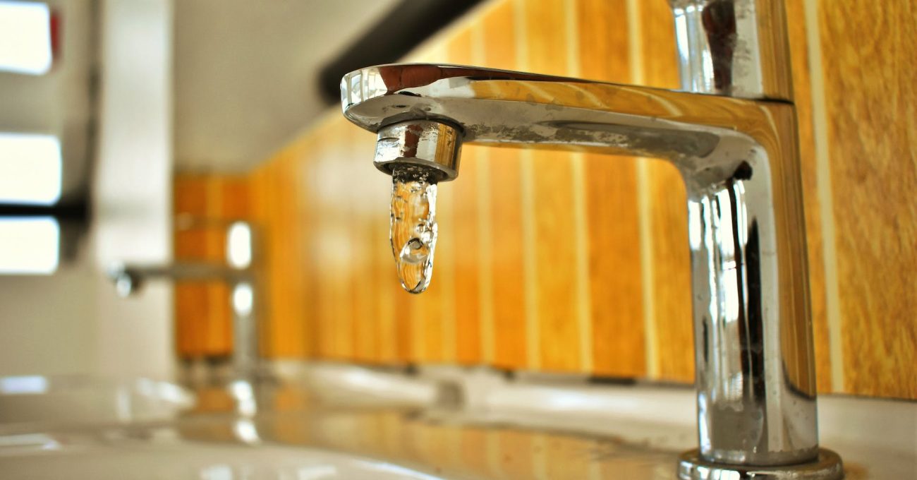 Vesivirtaaman pienentäminen säästää vettä ja lämmitysenergiaa